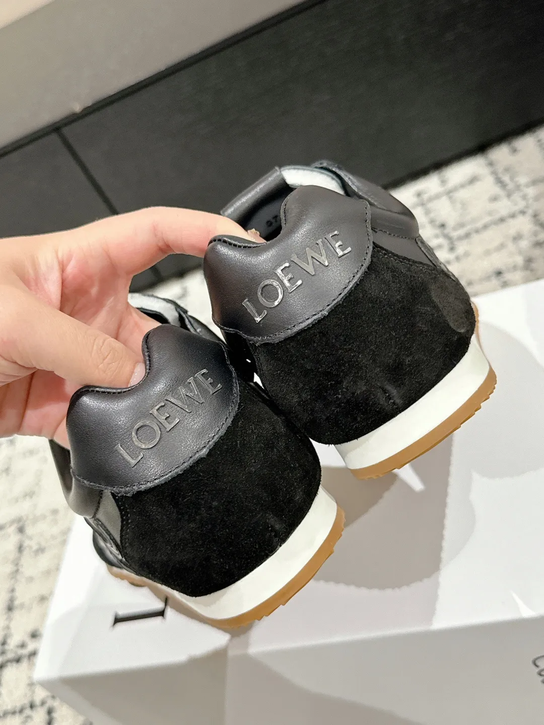 👟👟Ex-factory price 620👟👟 #couples model Top version LOEWE 25/ Latest catwalk model Ballet Runner 2.0. Couple model Ballet Casual Sports Shoes Moral Training Shoes Forrest Gump Shoes Original purchase and development Production Fabric matching Repeated selection of materials Nylon and calfskin leather sneakers featuring an asymmetric toe design, sock-like internal construction, and lightweight rubber outsole extending to the toe. ✔️Fabric: original customized imported first-layer cowhide ✔️Lining: imported soft sheepskin + mesh lining ✔️Sole: original molded anti-slip rubber material ✔️Sole thickness: increased by 2.5CM ✔️Size: #35-45 (45 for women, 45 for men, custom-made, non-refundable)